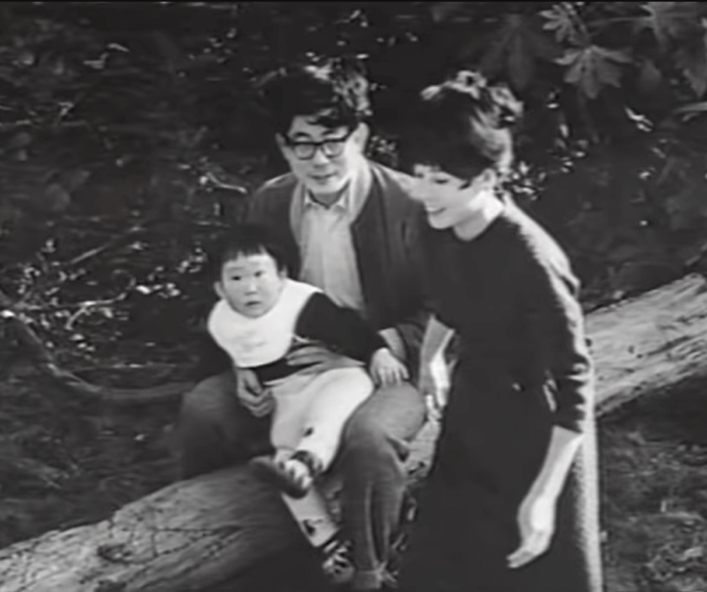 大江健三郎さんと妻・ゆかりさんと、幼少時の大江光さん