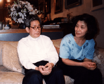 ノーベル賞受賞時の大江健三郎さんと、妻のゆかりさん