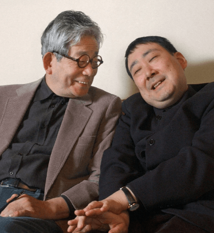 息子の大江光さんと談笑する大江健三郎さん（2005年）