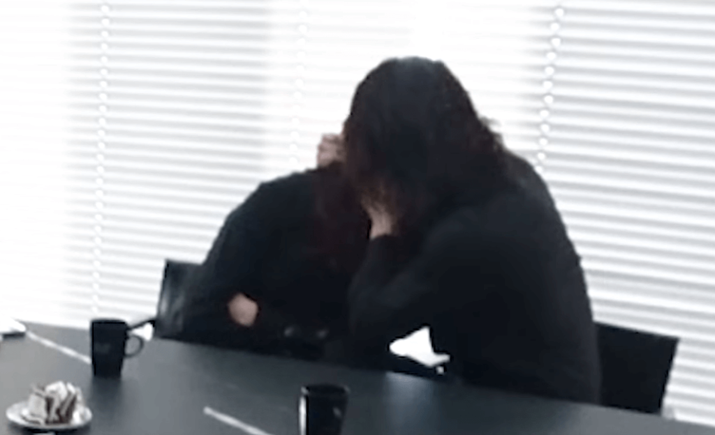 足立梨花さんとローランドさんのキスシーン