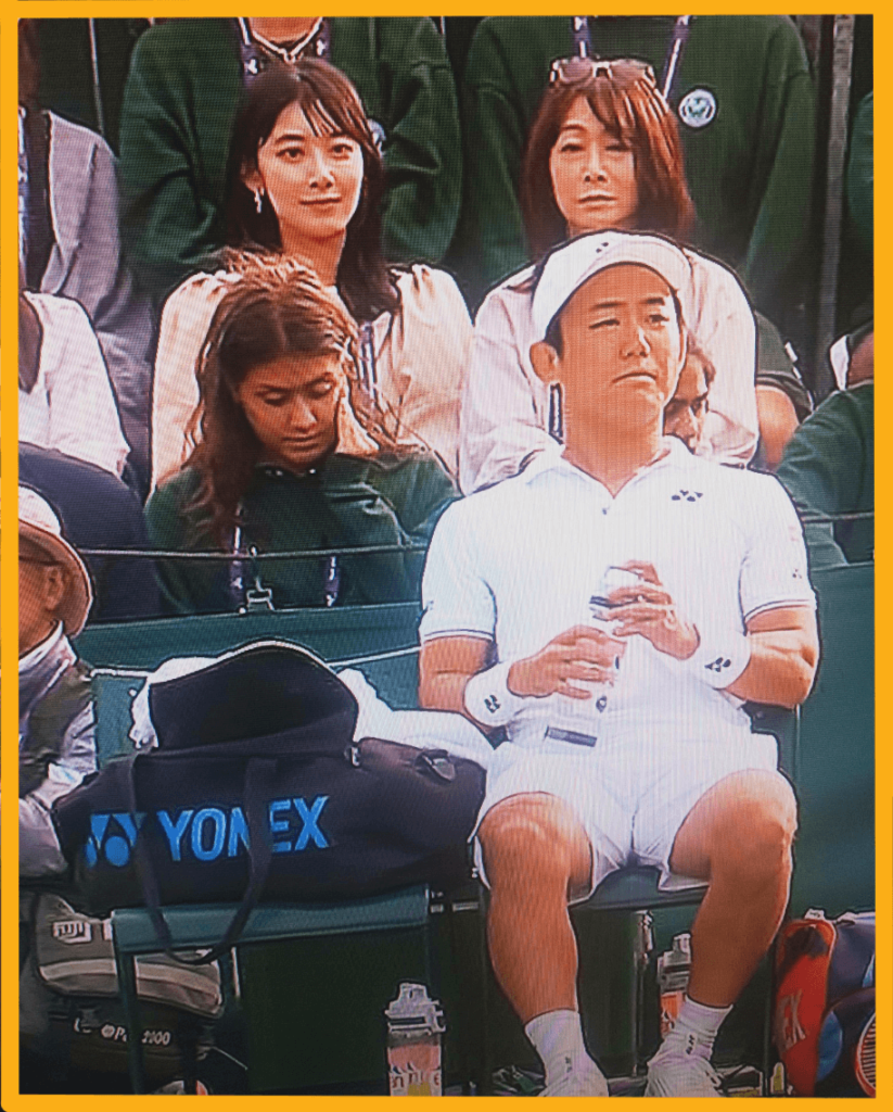 ウィンブルドン選手権で、西岡良仁さんの試合を観戦する檜山沙耶さん