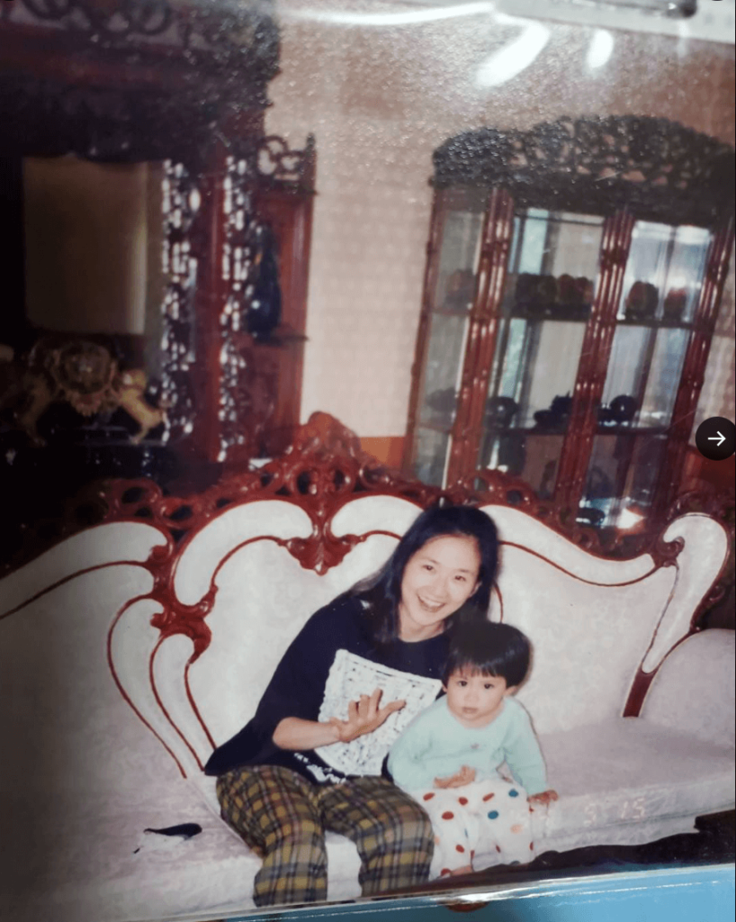 幼少期の頃のぱーてぃちゃん信子さんと母親のツーショット画像