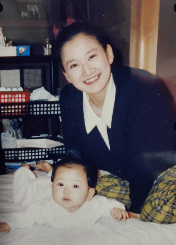 赤ちゃんの頃のぱーてぃちゃん信子さんと母親の画像