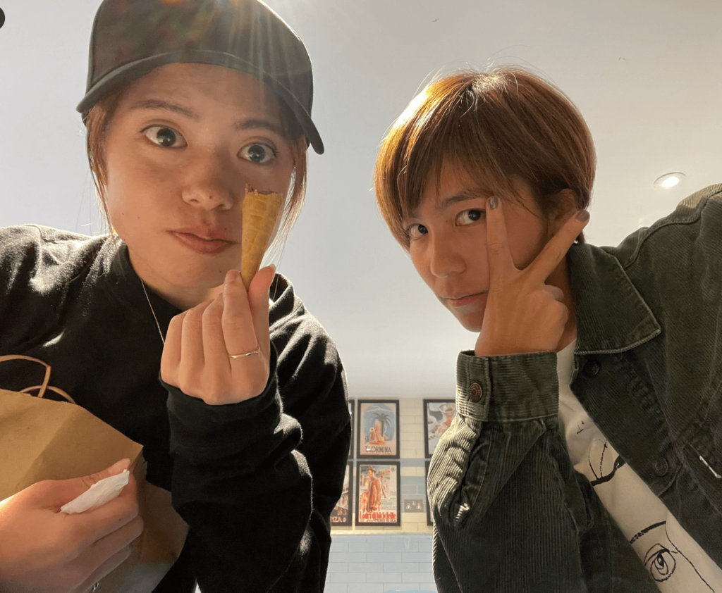 黒い服を着たシャープな印象の長谷川唯さん