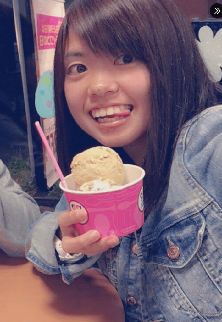 ジージャンを着てアイスクリームを持った19歳の長谷川唯さん