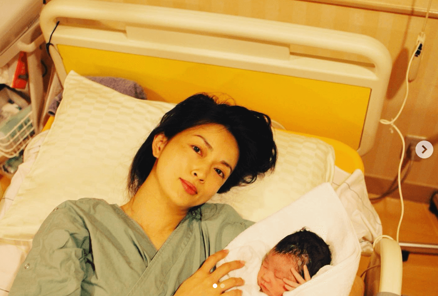 長谷川京子さんが長女を出産した直後の写真