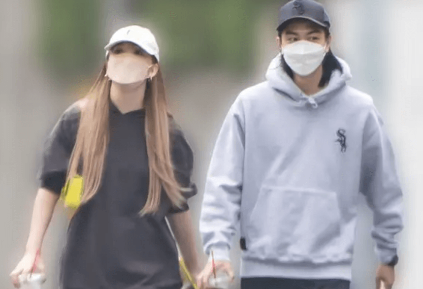 お花見デートを楽しむ藤田ニコルさんと稲葉友さんのツーショット画像