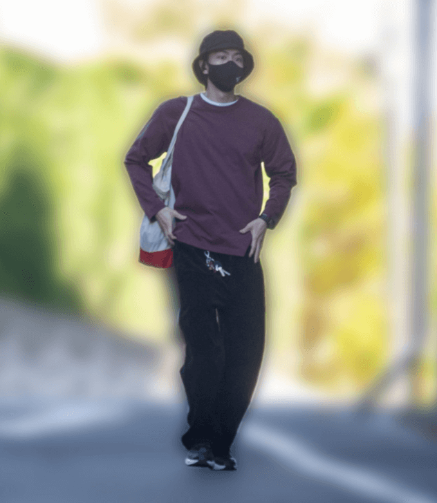 藤田ニコルさんの自宅から出てくる稲葉友さん
