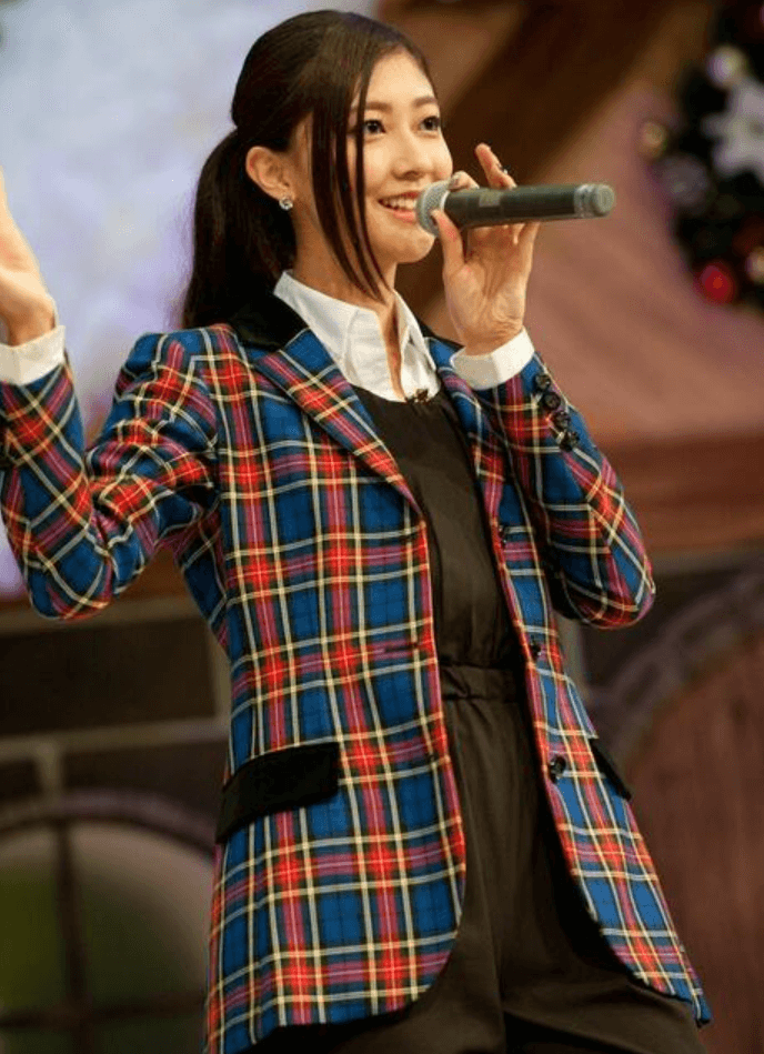 「Berryz工房」時代の熊井友理奈さんの歌唱中の画像