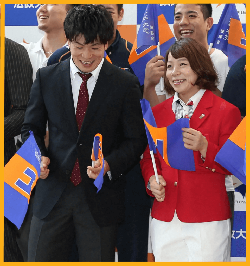 リオデジャネイロ五輪の法大壮行会で笑顔を見せる三宅宏実さんと、結婚相手の中山陽介さんの画像