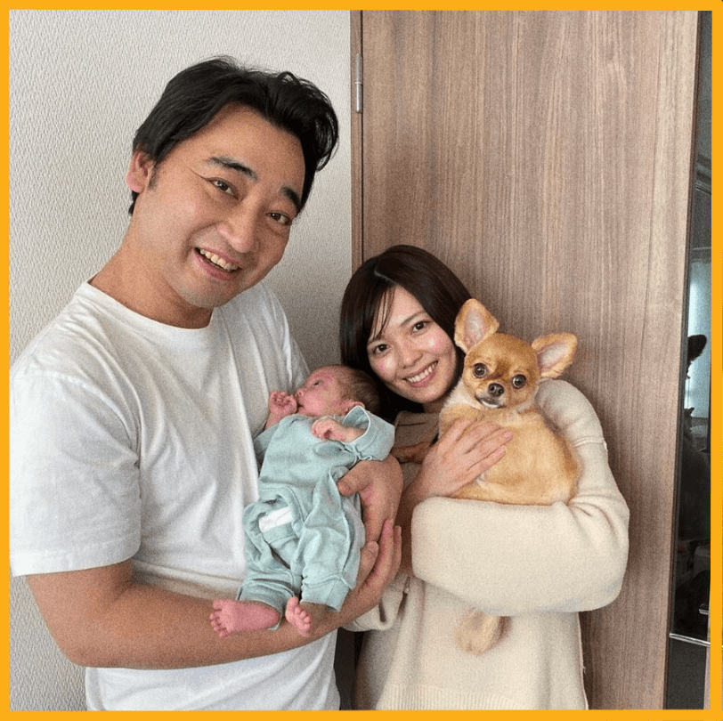ジャンポケ斉藤慎二さんと嫁・サオリさんと生まれたばかりの息子さんとの家族写真