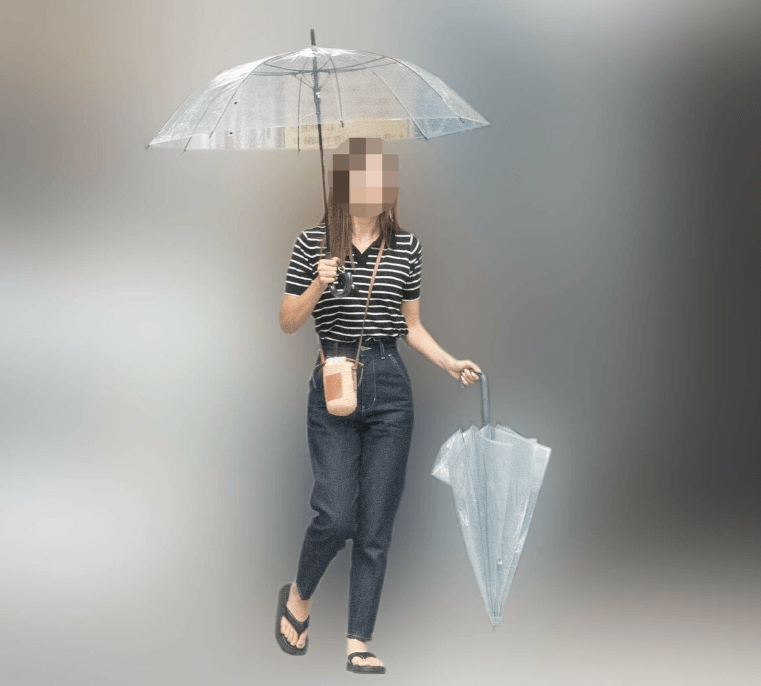 安田尚憲さんの嫁が傘をさしている全身画像