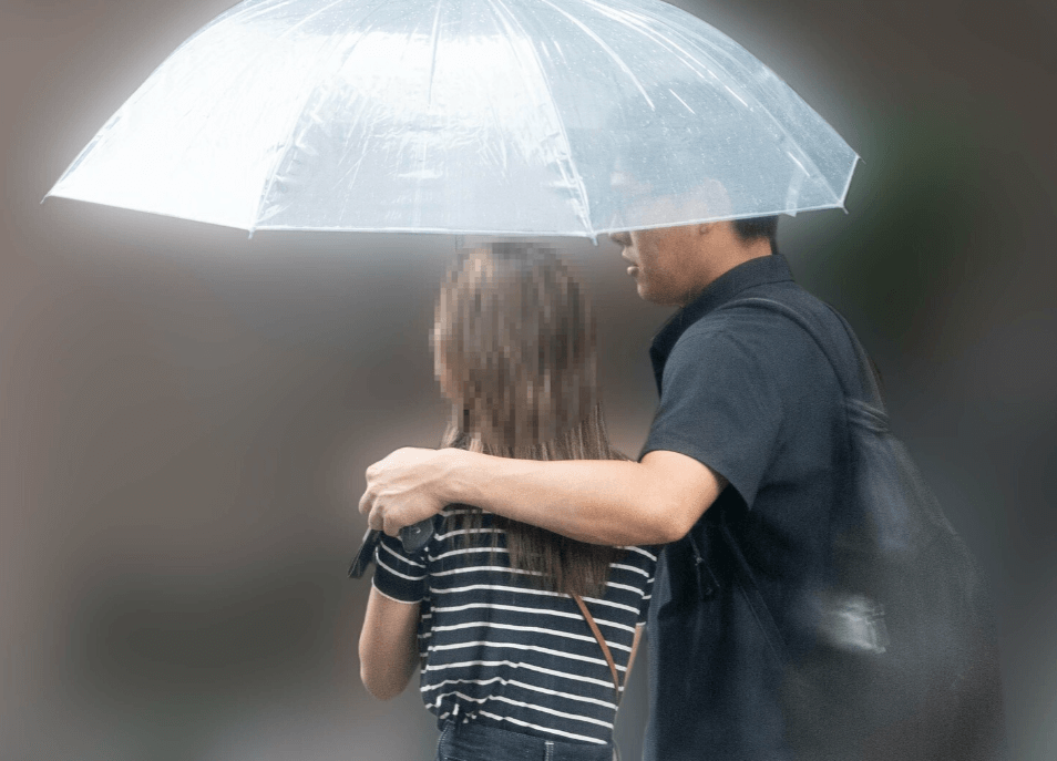 安田尚憲さんと嫁が傘をさして寄り添っている画像