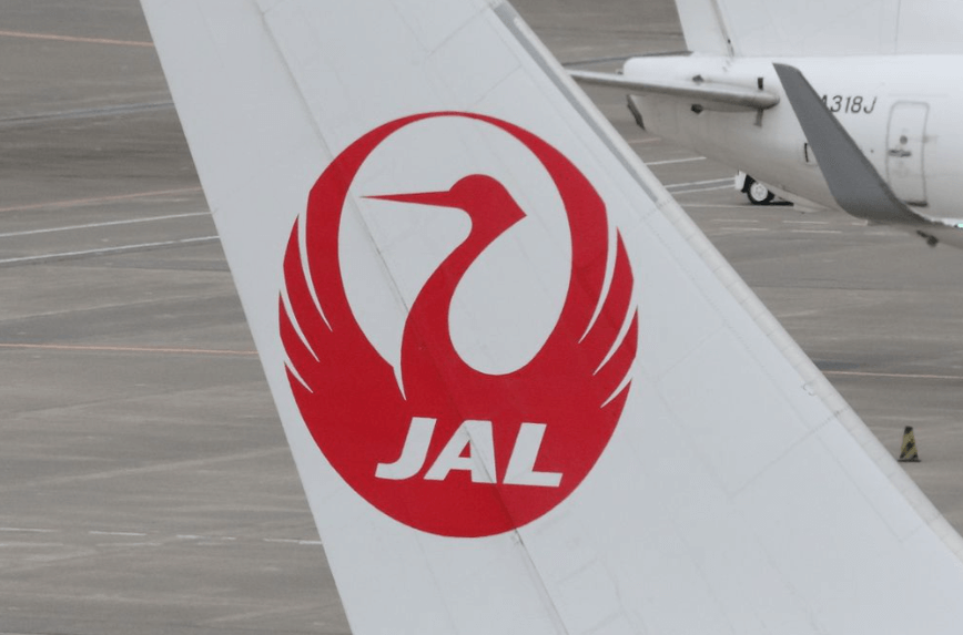 飛行機の翼にある日本航空のロゴ
