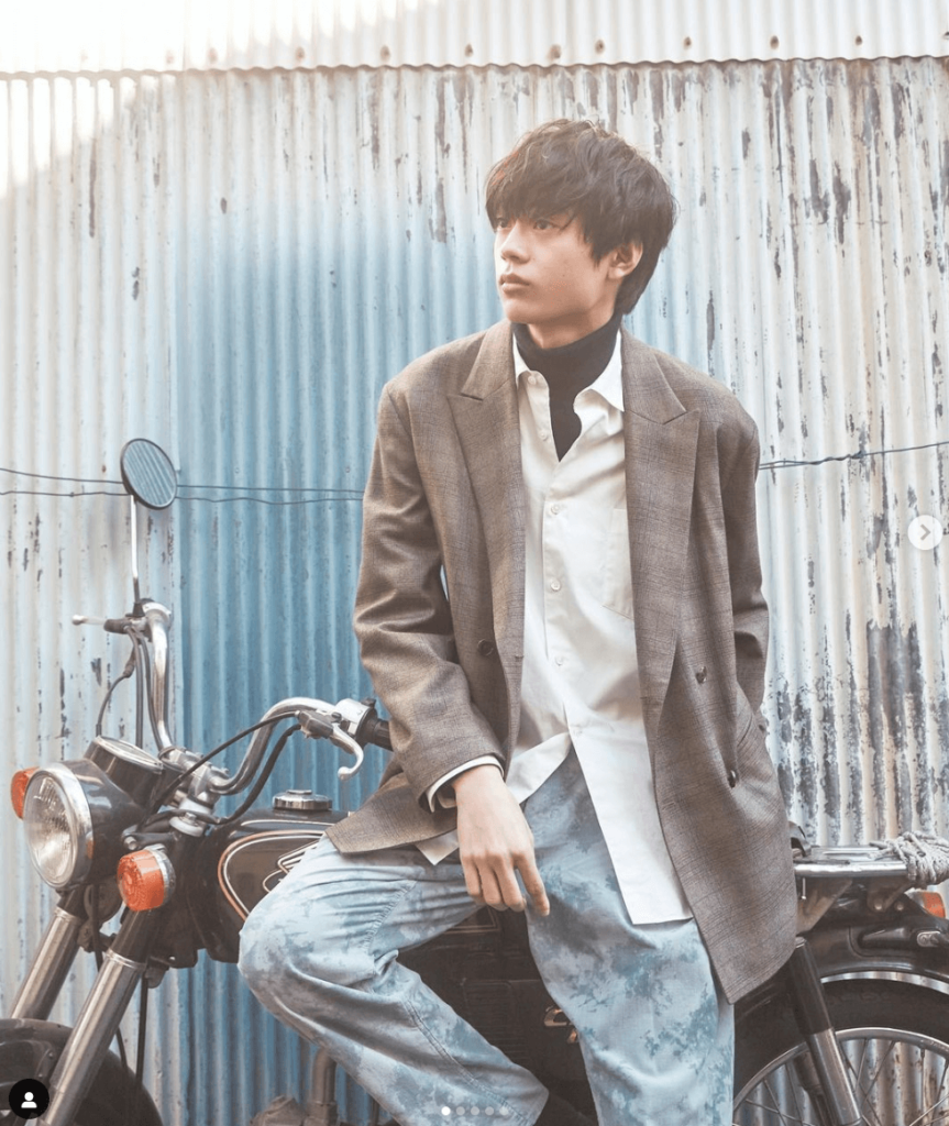水沢林太郎さんがバイクに腰かけている画像