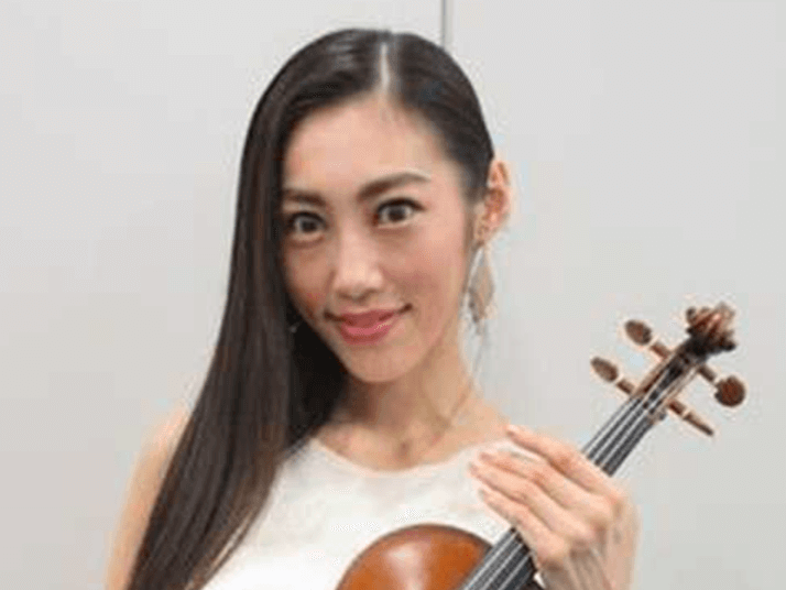 末谷麻裕子さんがバイオリンを持っている画像